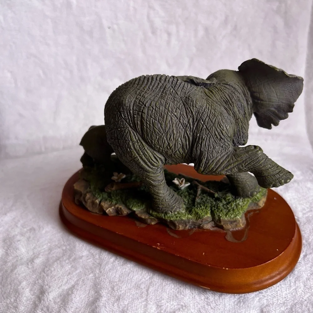 La Verona Collection Elephant With Baby Figurines Elephant babyelephant statue